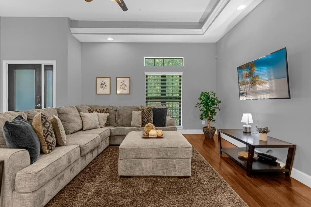 Vibrant 4BR Family Townhome 1 mile from Disney World and Disney Springs