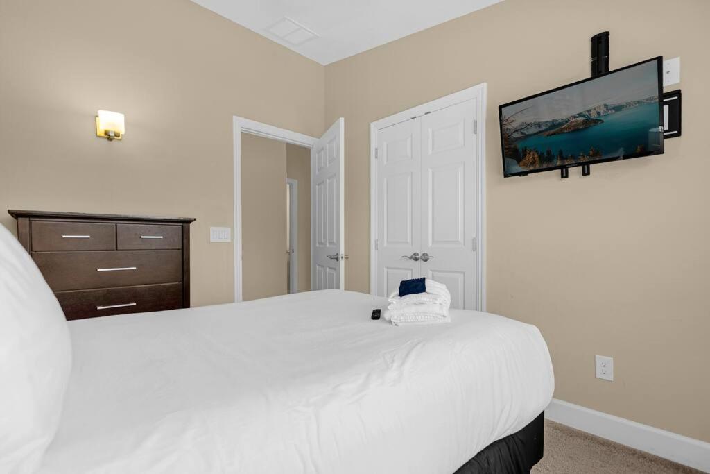 Vibrant 4BR Family Townhome 1 mile from Disney World and Disney Springs
