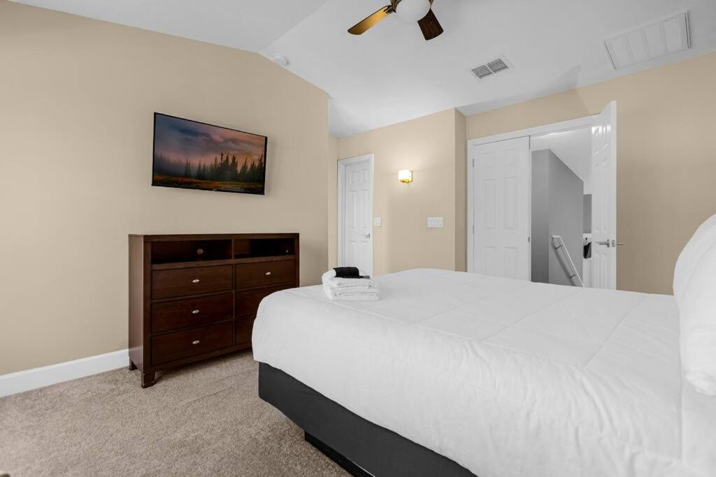 Vibrant 4BR Family Townhome 1 mile from Disney World and Disney Springs