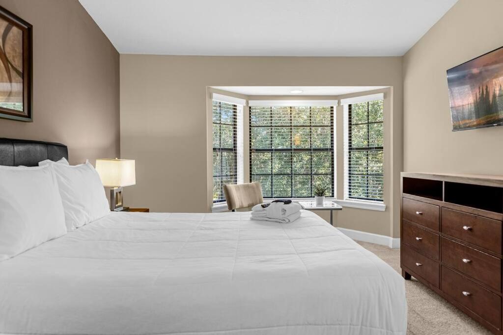 Vibrant 4BR Family Townhome 1 mile from Disney World and Disney Springs