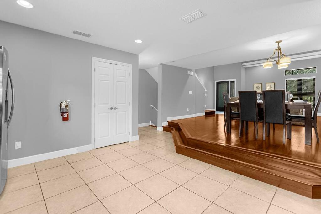 Vibrant 4BR Family Townhome 1 mile from Disney World and Disney Springs