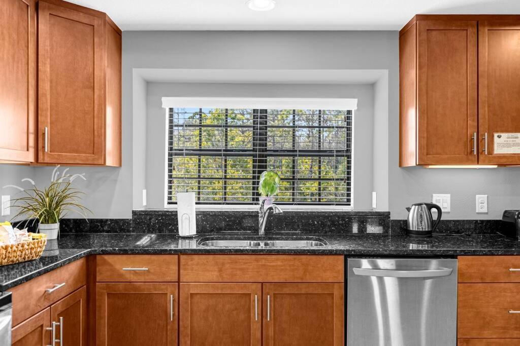 Vibrant 4BR Family Townhome 1 mile from Disney World and Disney Springs