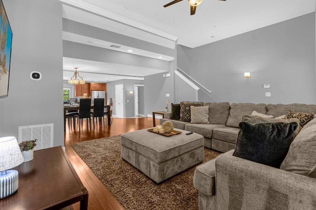 Vibrant 4BR Family Townhome 1 mile from Disney World and Disney Springs