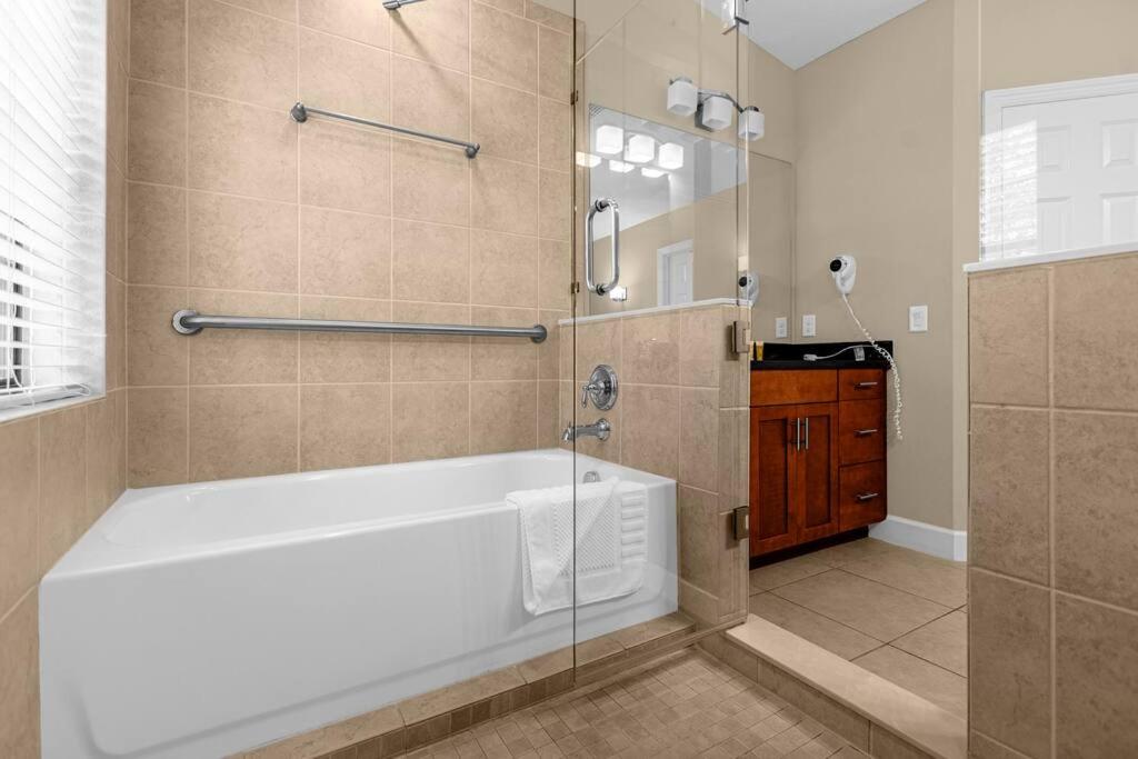 Vibrant 4BR Family Townhome 1 mile from Disney World and Disney Springs