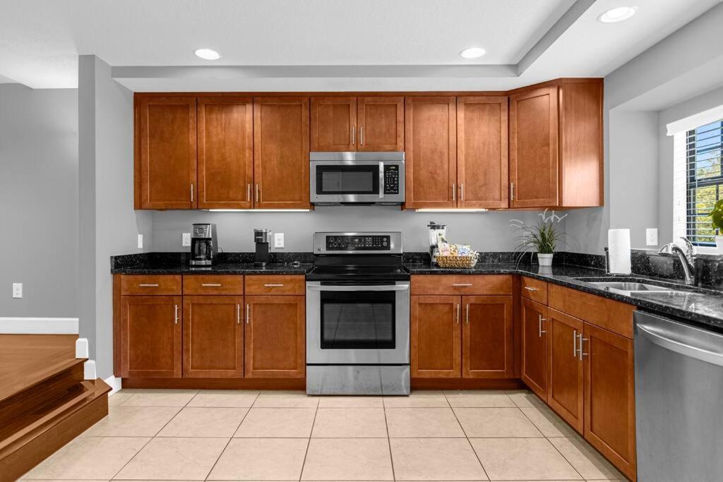 Vibrant 4BR Family Townhome 1 mile from Disney World and Disney Springs