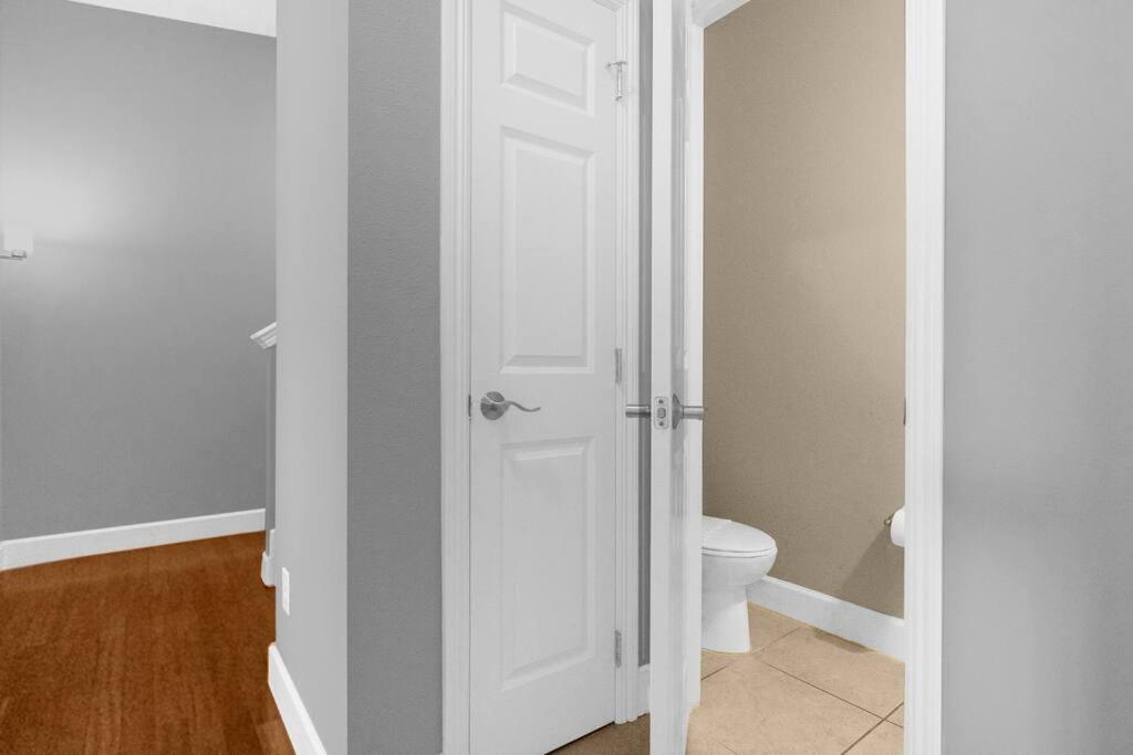 Vibrant 4BR Family Townhome 1 mile from Disney World and Disney Springs
