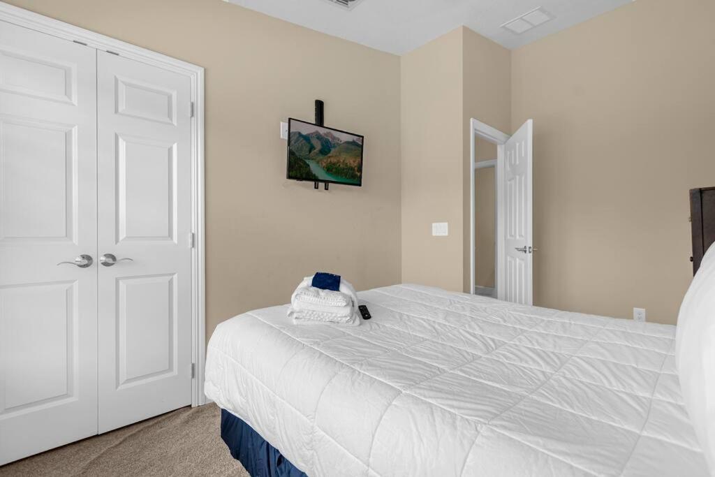 Vibrant 4BR Family Townhome 1 mile from Disney World and Disney Springs