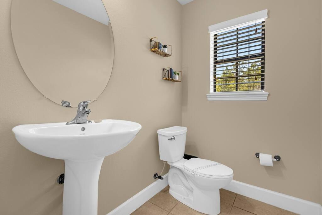 Vibrant 4BR Family Townhome 1 mile from Disney World and Disney Springs