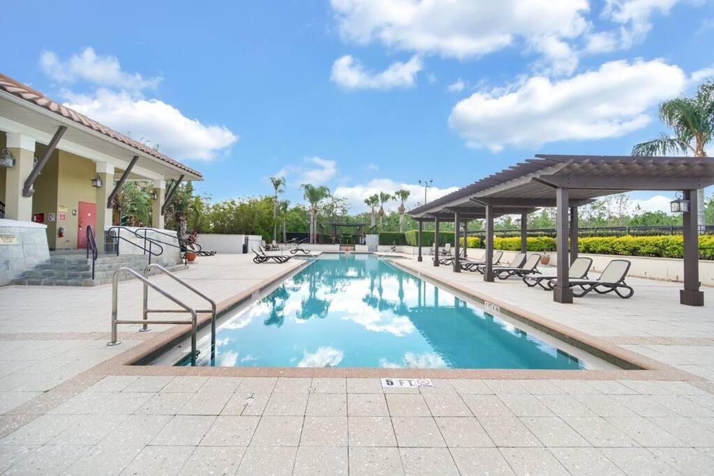 Vibrant 4BR Family Townhome 1 mile from Disney World and Disney Springs
