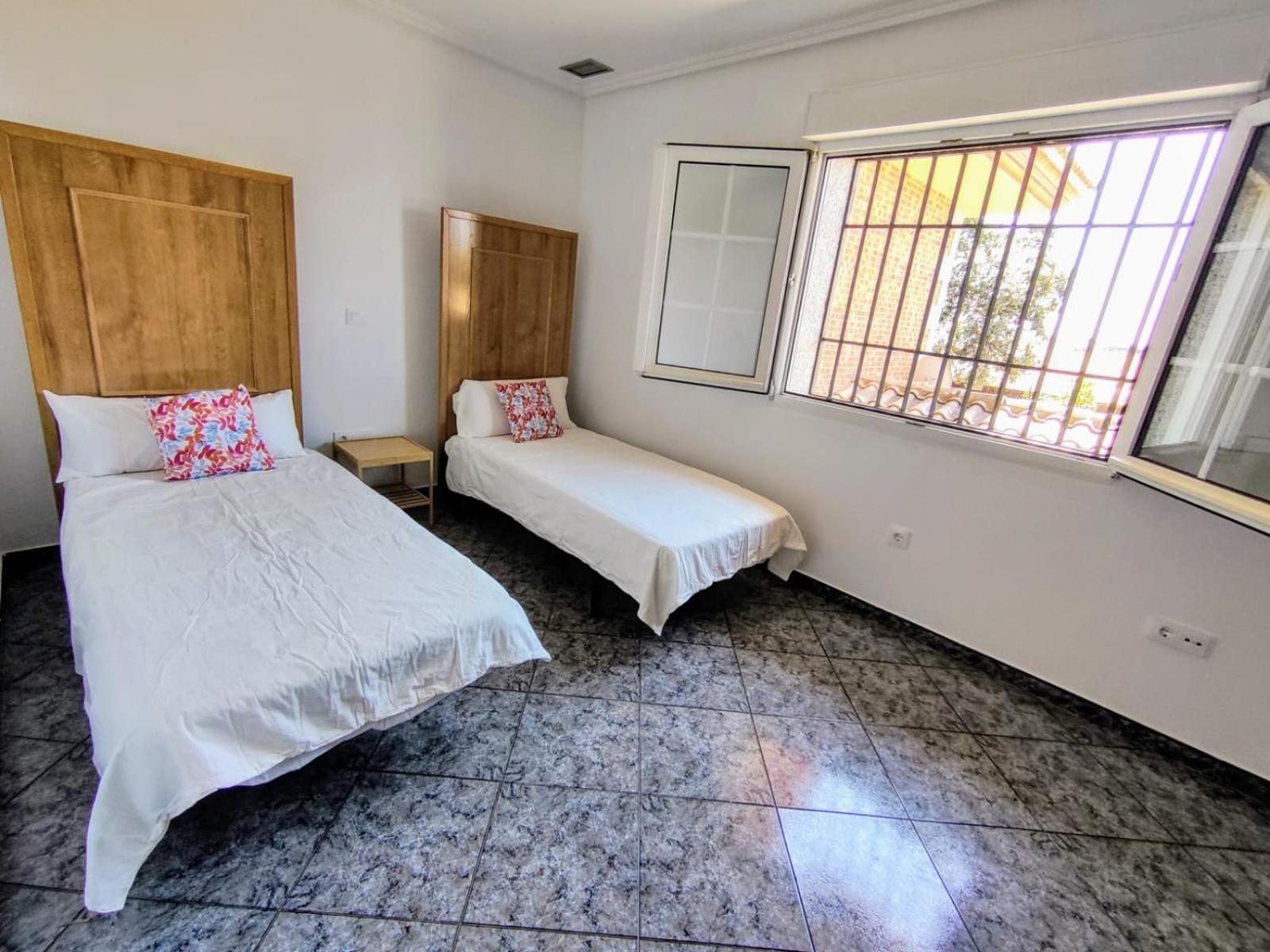 Preciosa villa para grupos grandes con piscina y BBQ