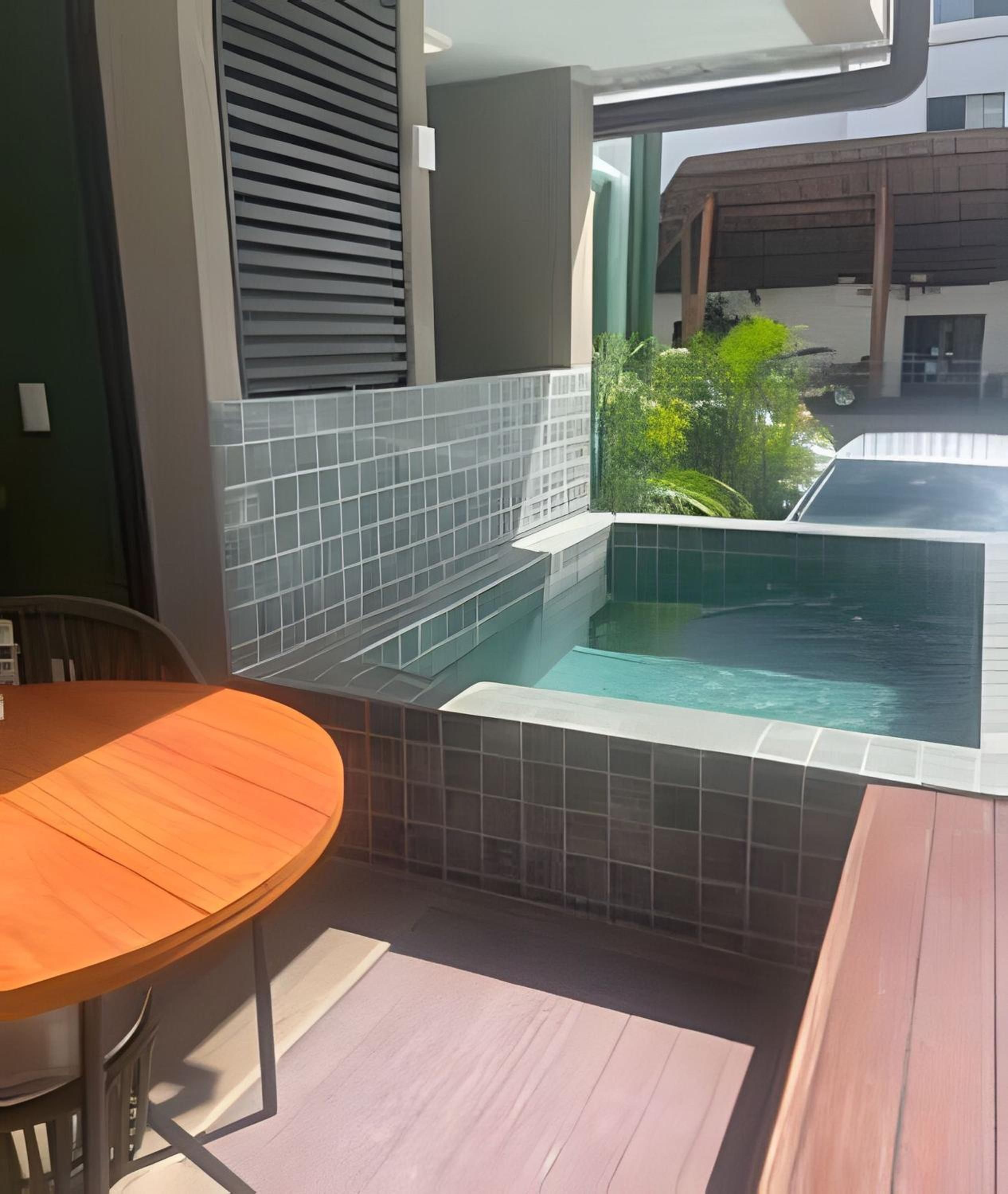 Flat térreo com piscina privativa