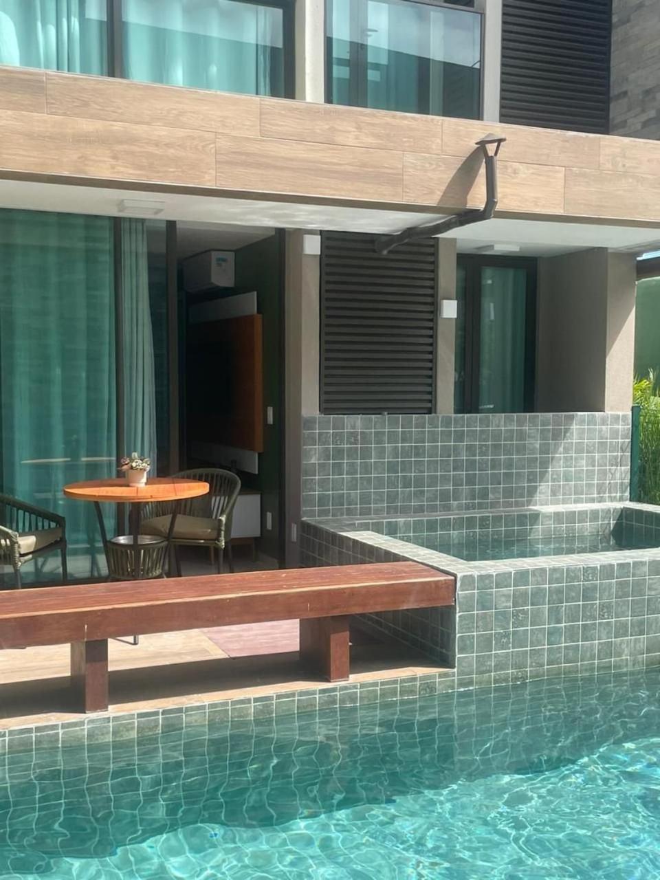 Flat térreo com piscina privativa