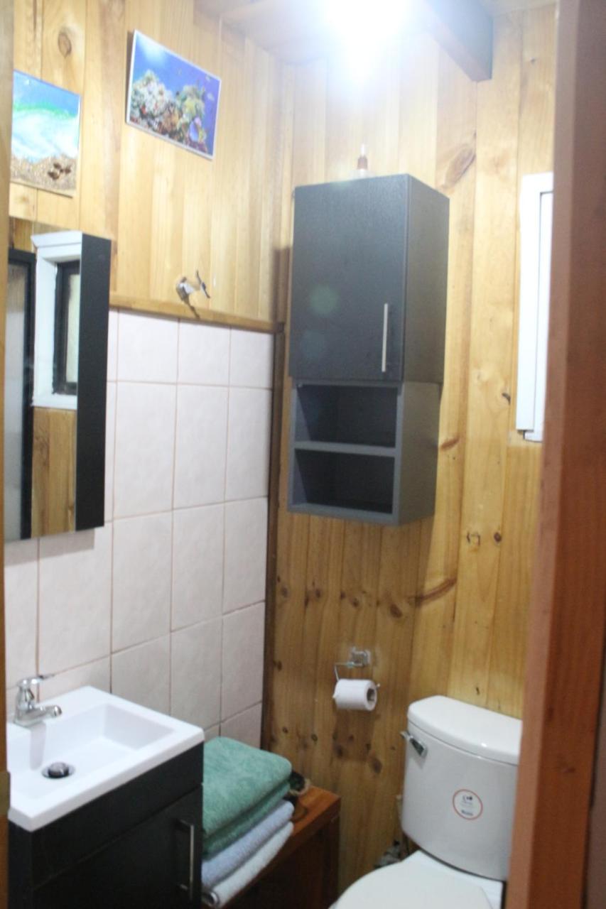 Cabaña con muro de escalada