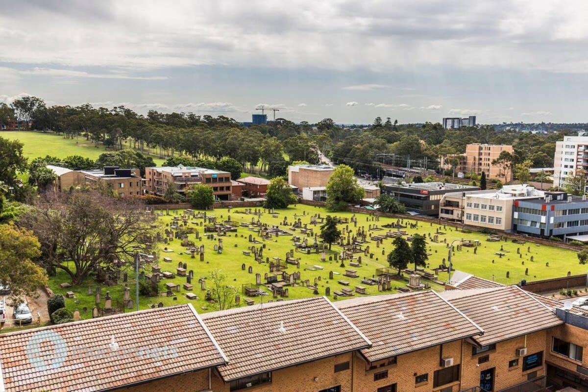Central Parramatta Apt with AC Balcony Parking