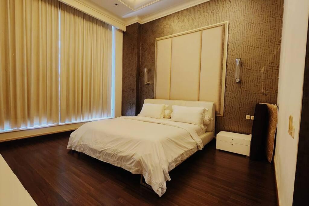 449m2 Airlangga Ritz-Carlton Apt view 3