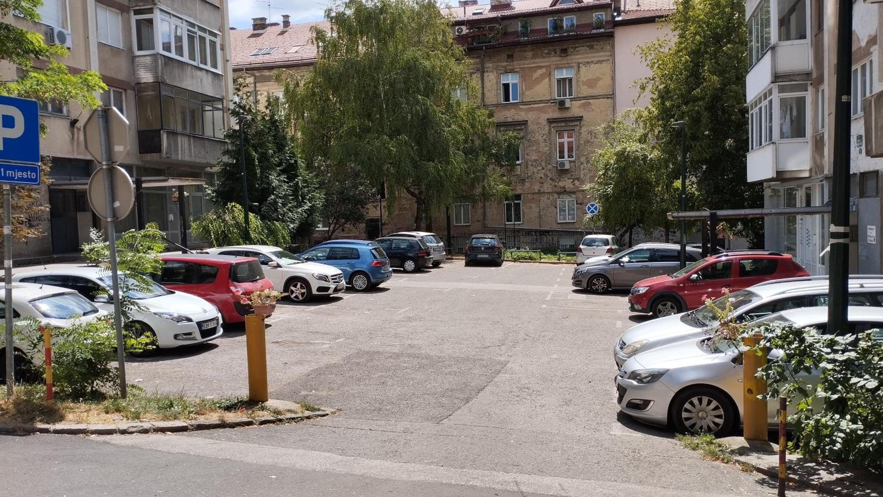 Quiet Apartment in City Center, Free Private Parking