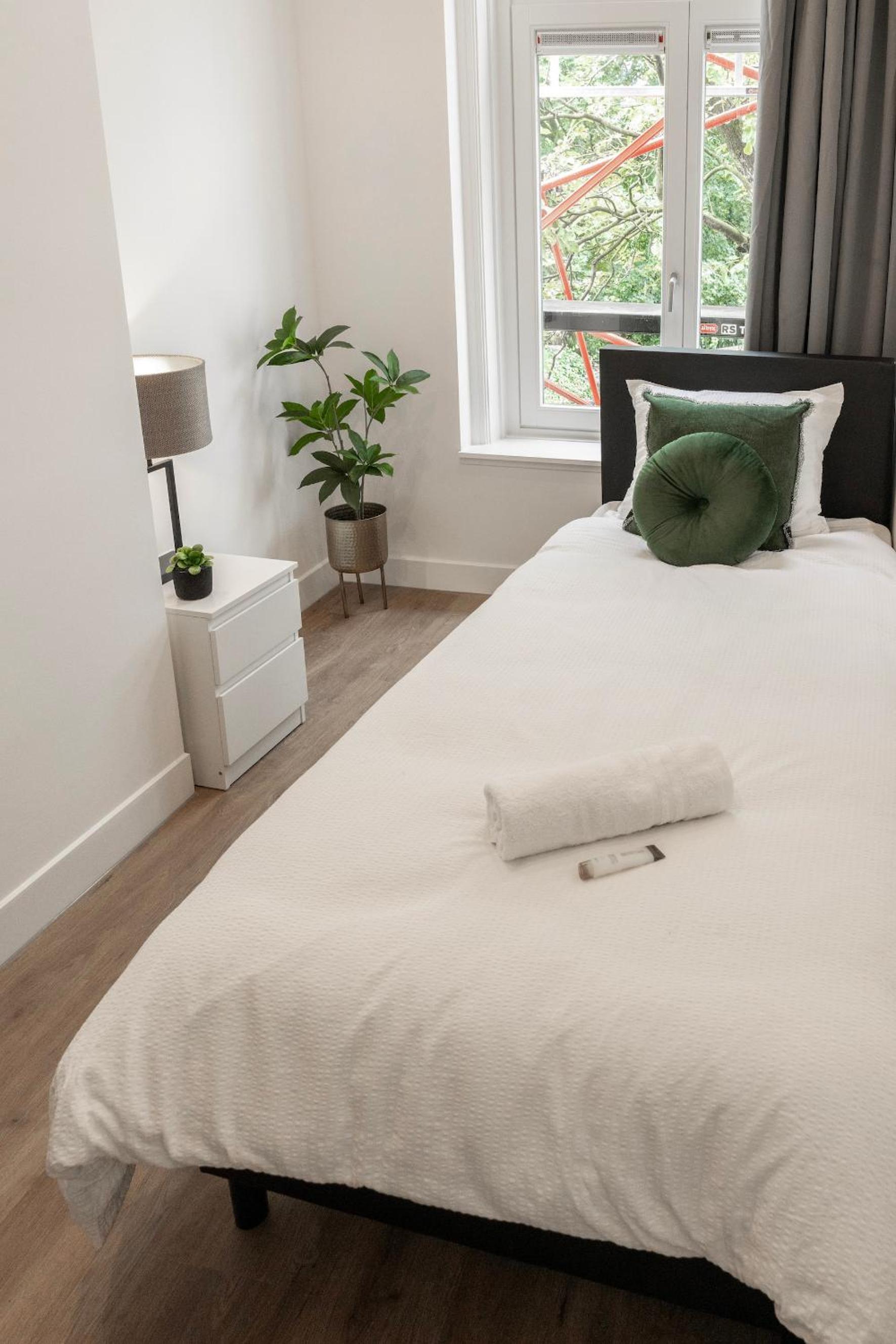 Tilburg 2br apartment, group friendly with kitchen view 4