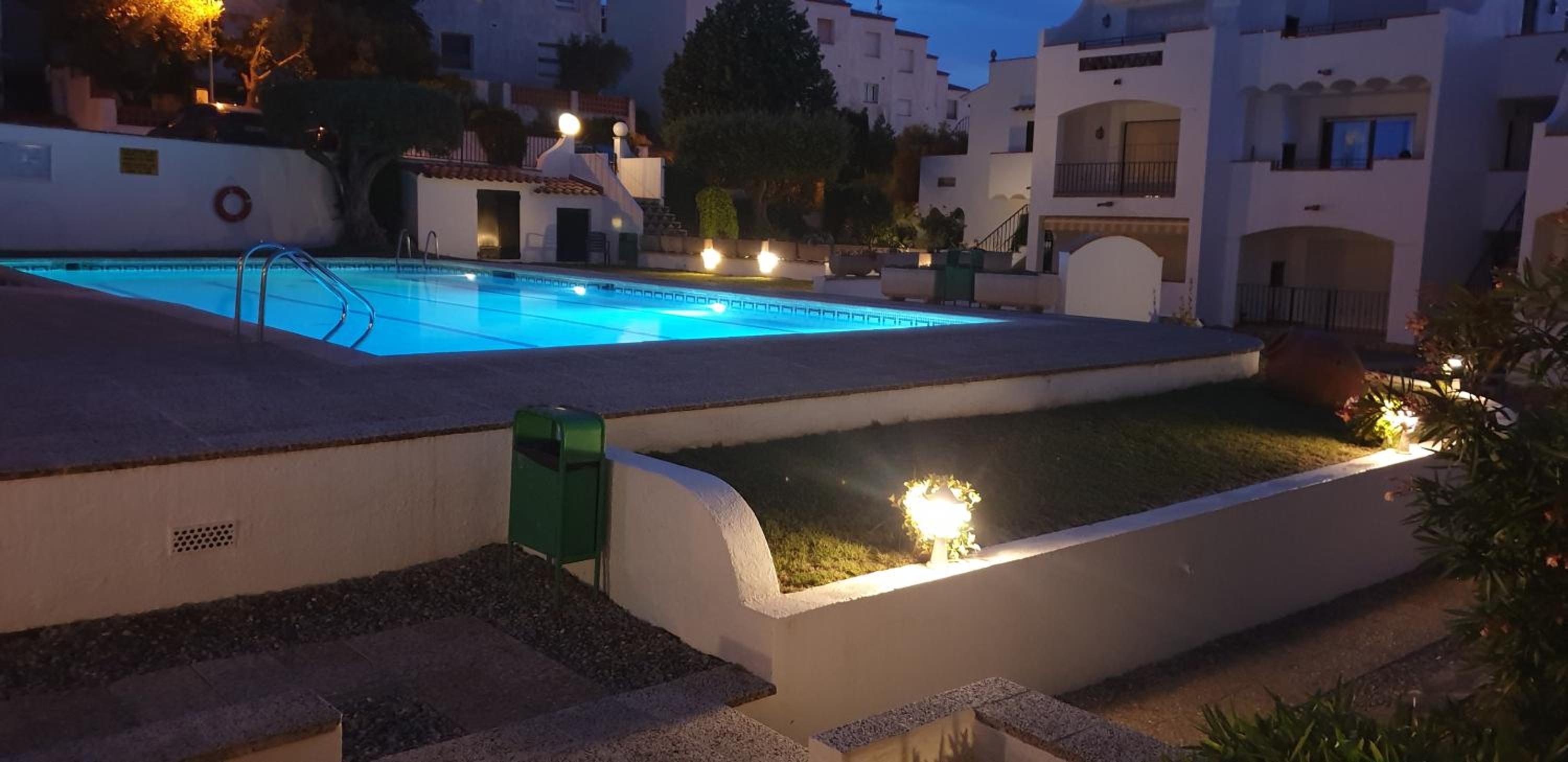 Bel appartement face piscine en RDJ
