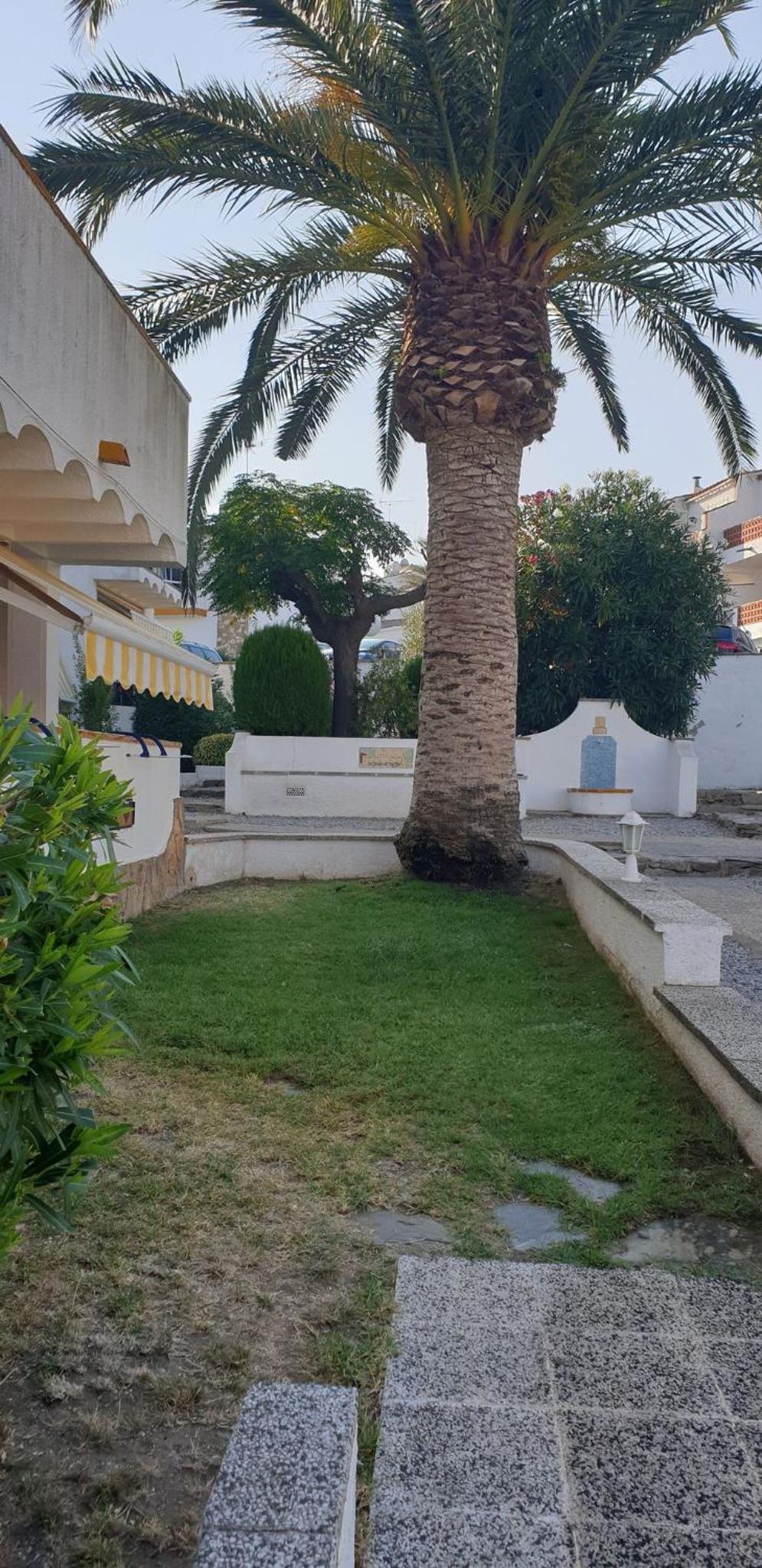 Bel appartement face piscine en RDJ