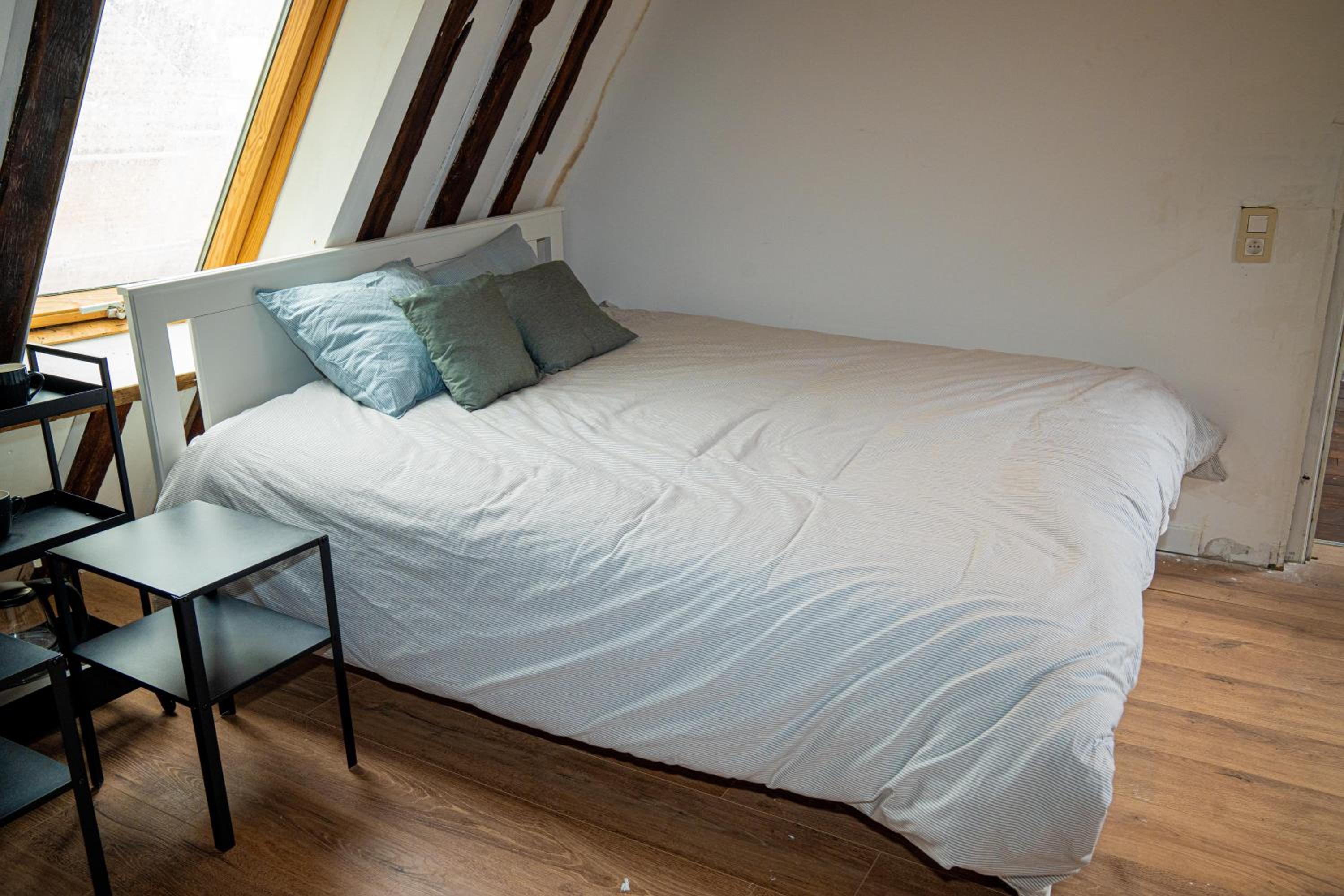 Stylish Canal-Side 2BR-1LR Apt, at Center of Gent