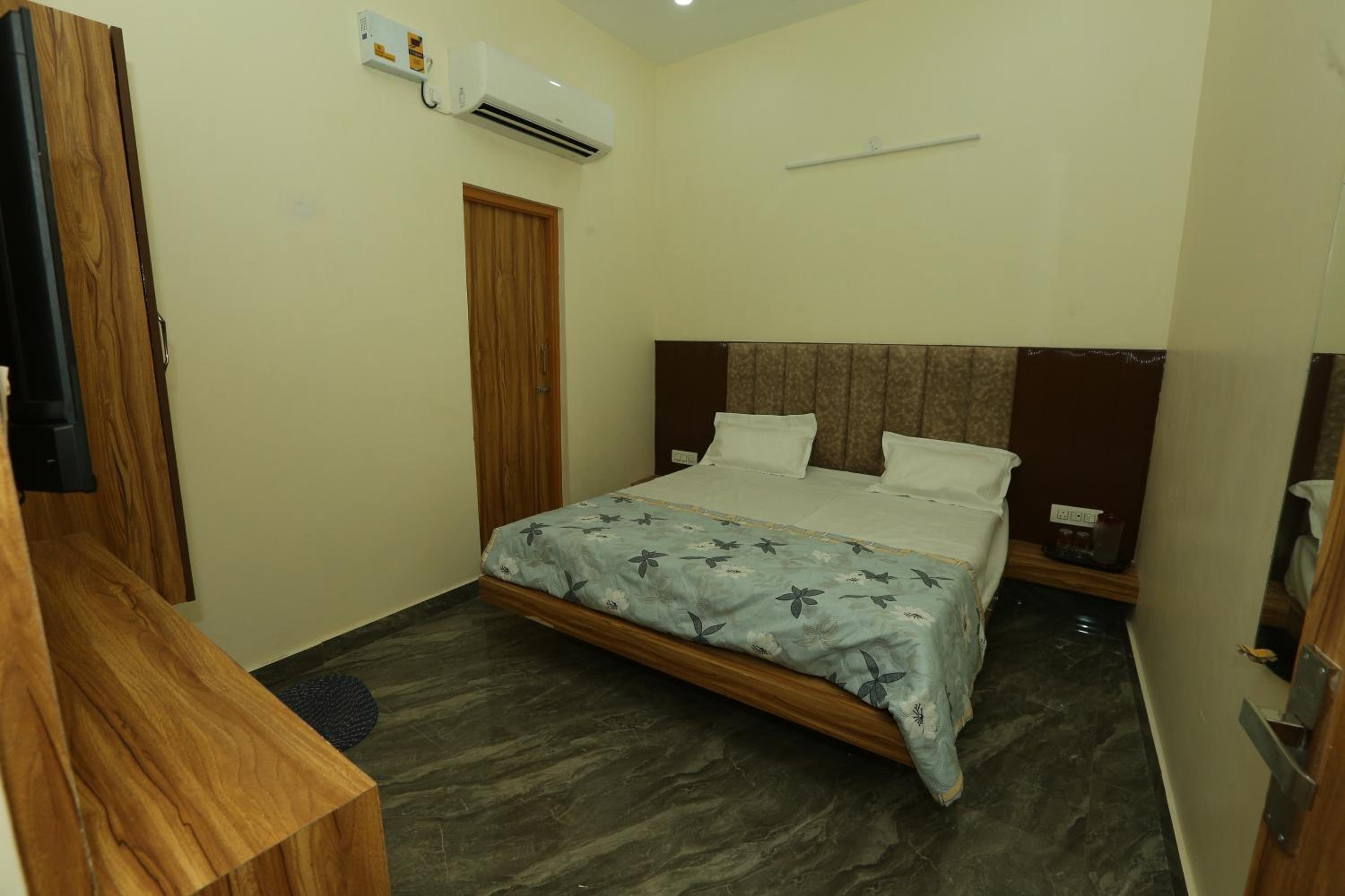 Hotel Leo Inn