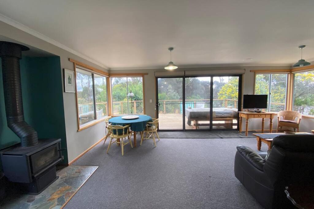 Fully fenced, wrap around decks, water on 3 sides