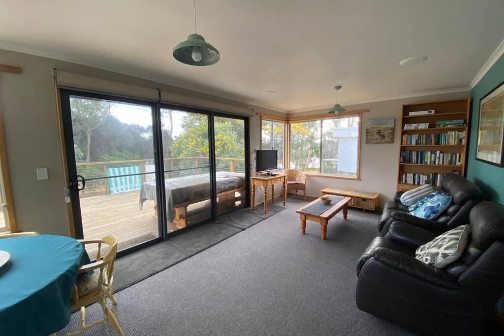 Fully fenced, wrap around decks, water on 3 sides