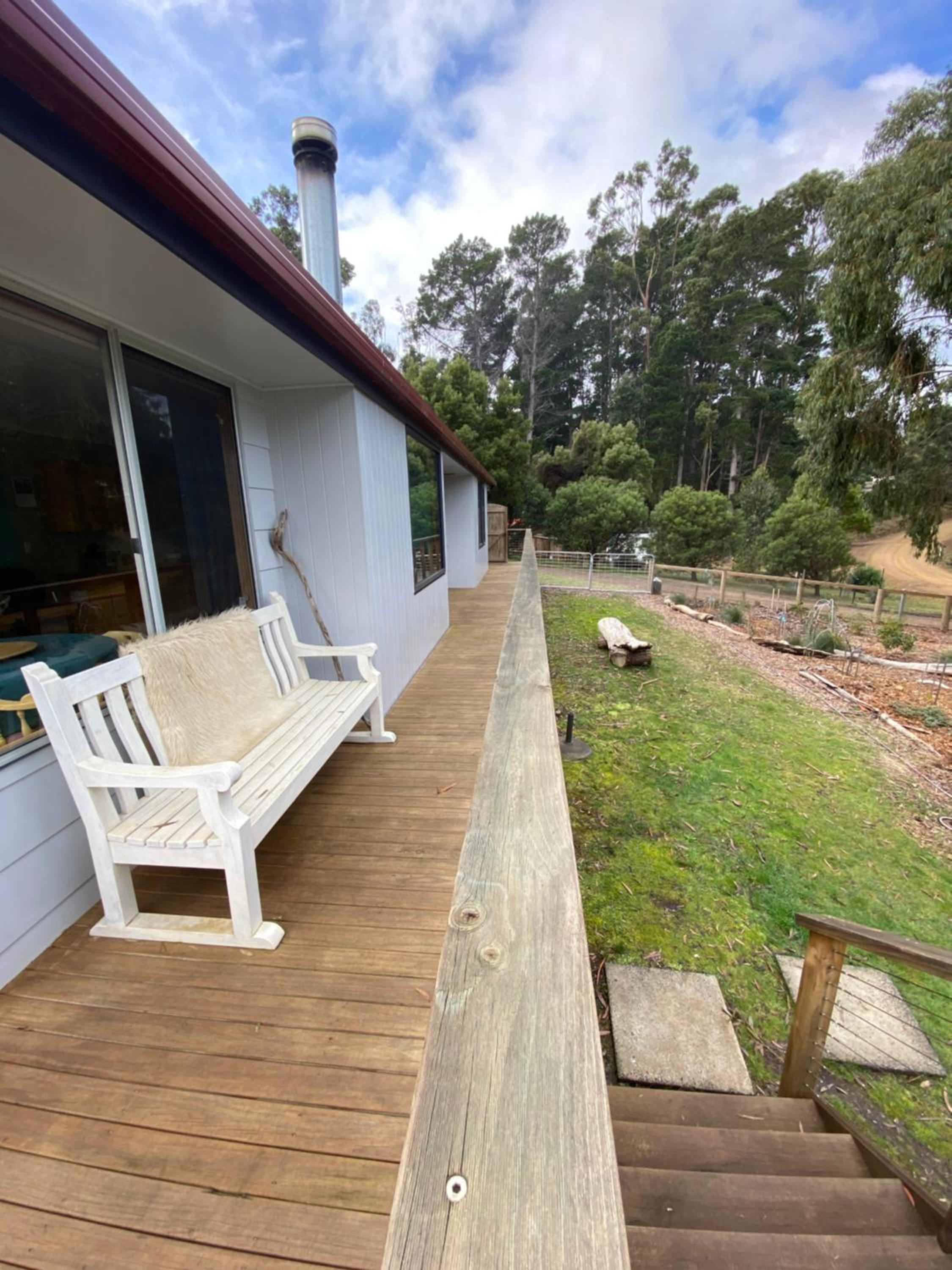 Fully fenced, wrap around decks, water on 3 sides
