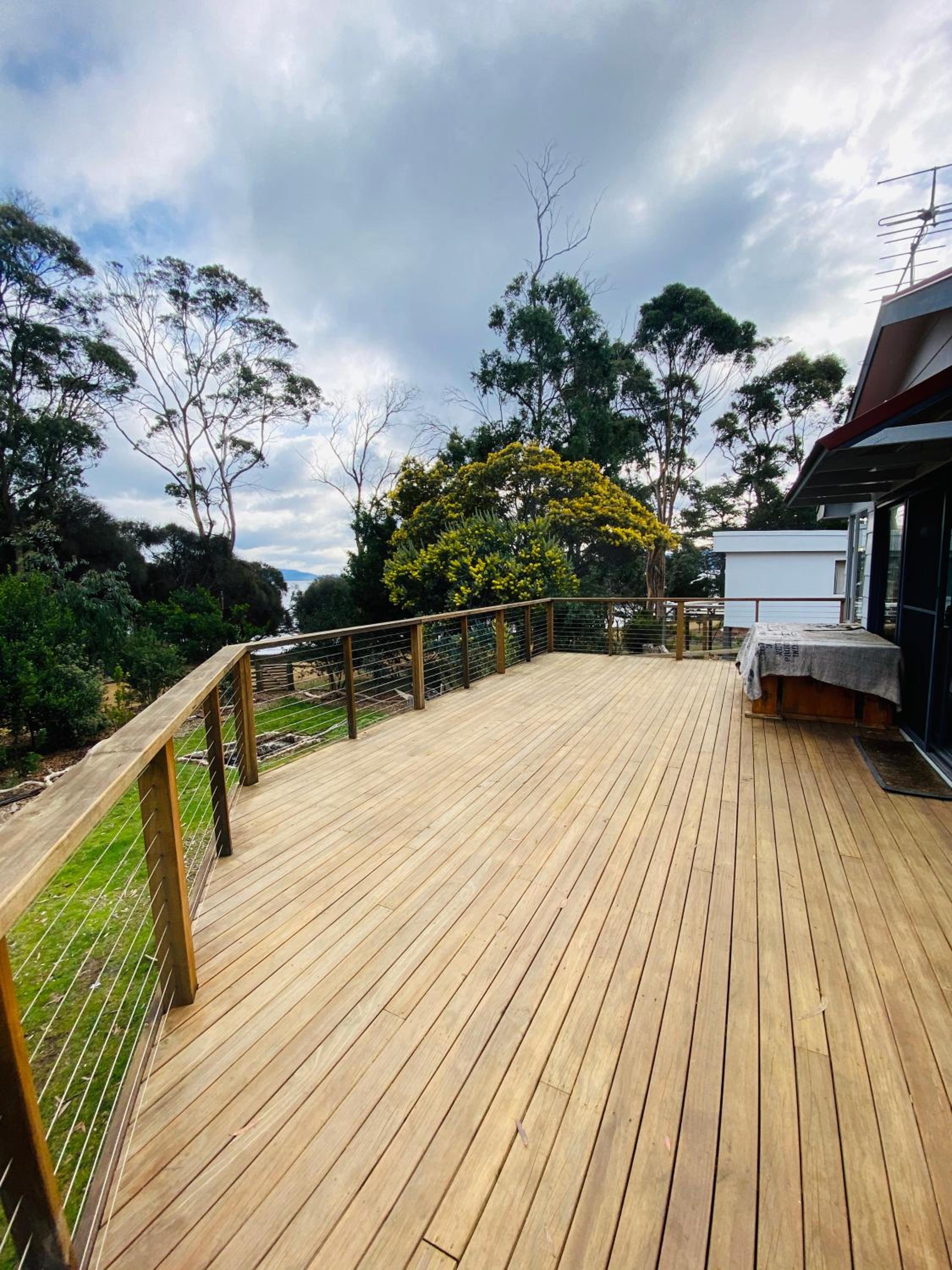 Fully fenced, wrap around decks, water on 3 sides