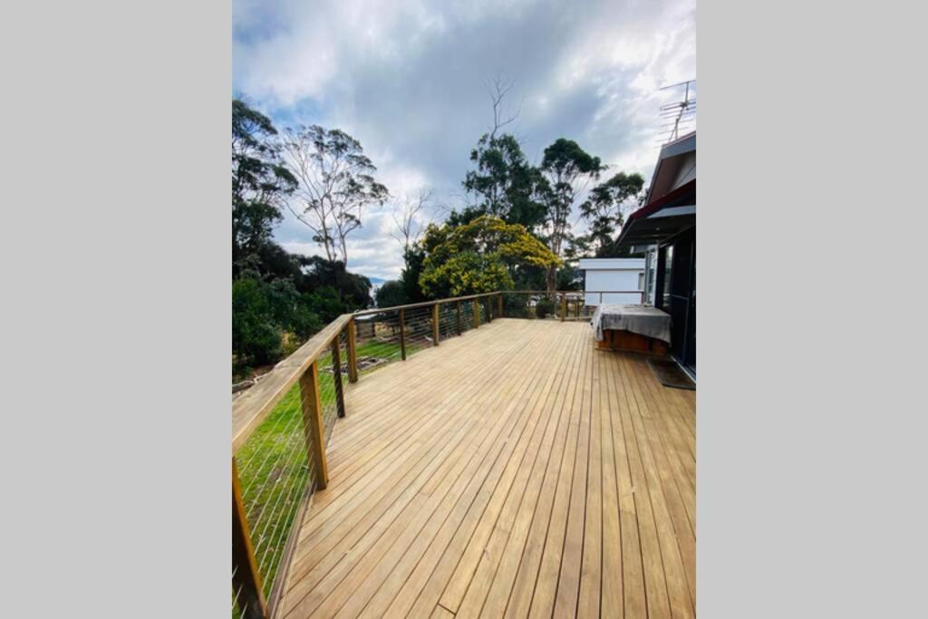 Fully fenced, wrap around decks, water on 3 sides