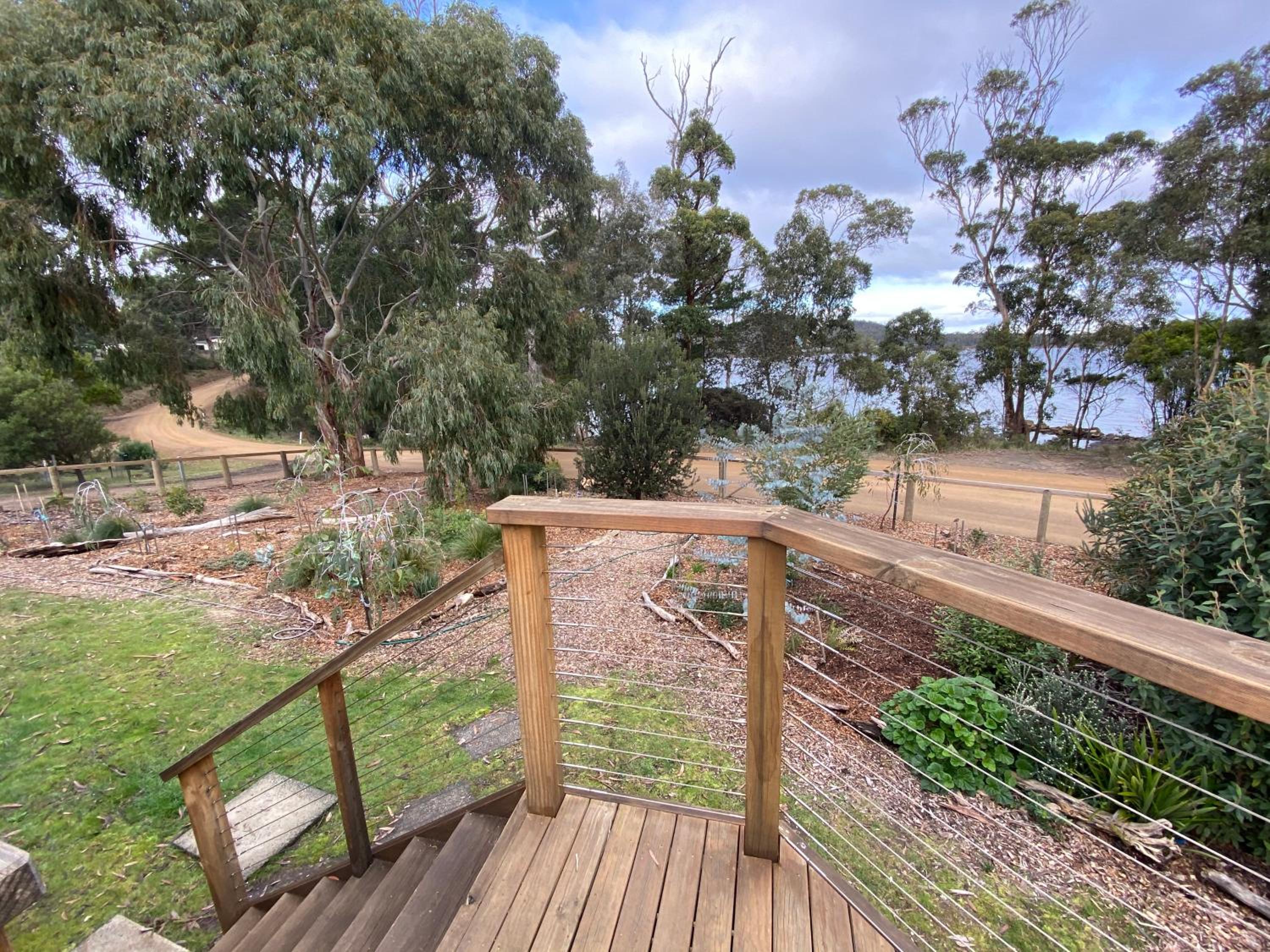 Fully fenced, wrap around decks, water on 3 sides