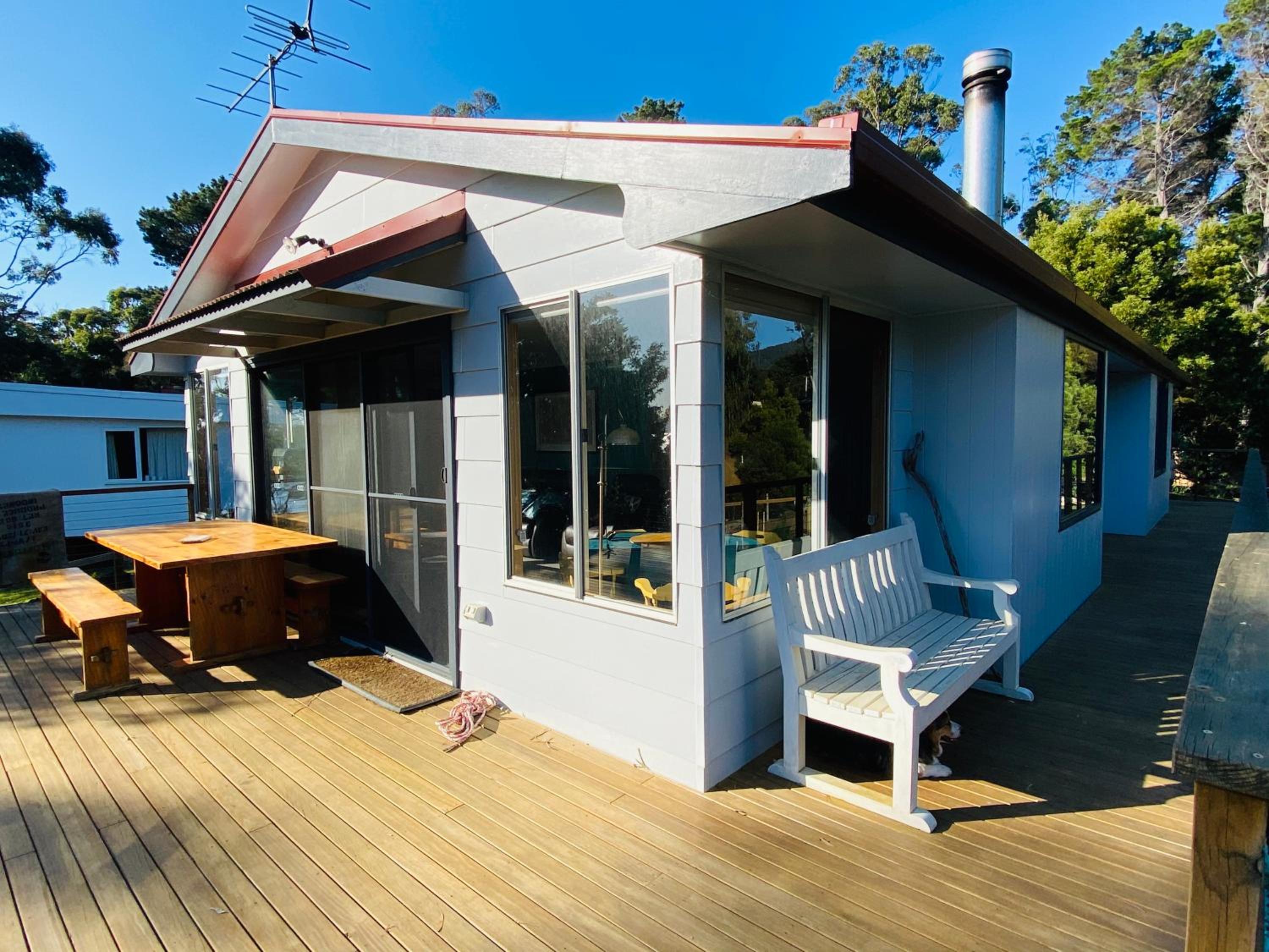 Fully fenced, wrap around decks, water on 3 sides