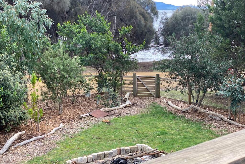Fully fenced, wrap around decks, water on 3 sides