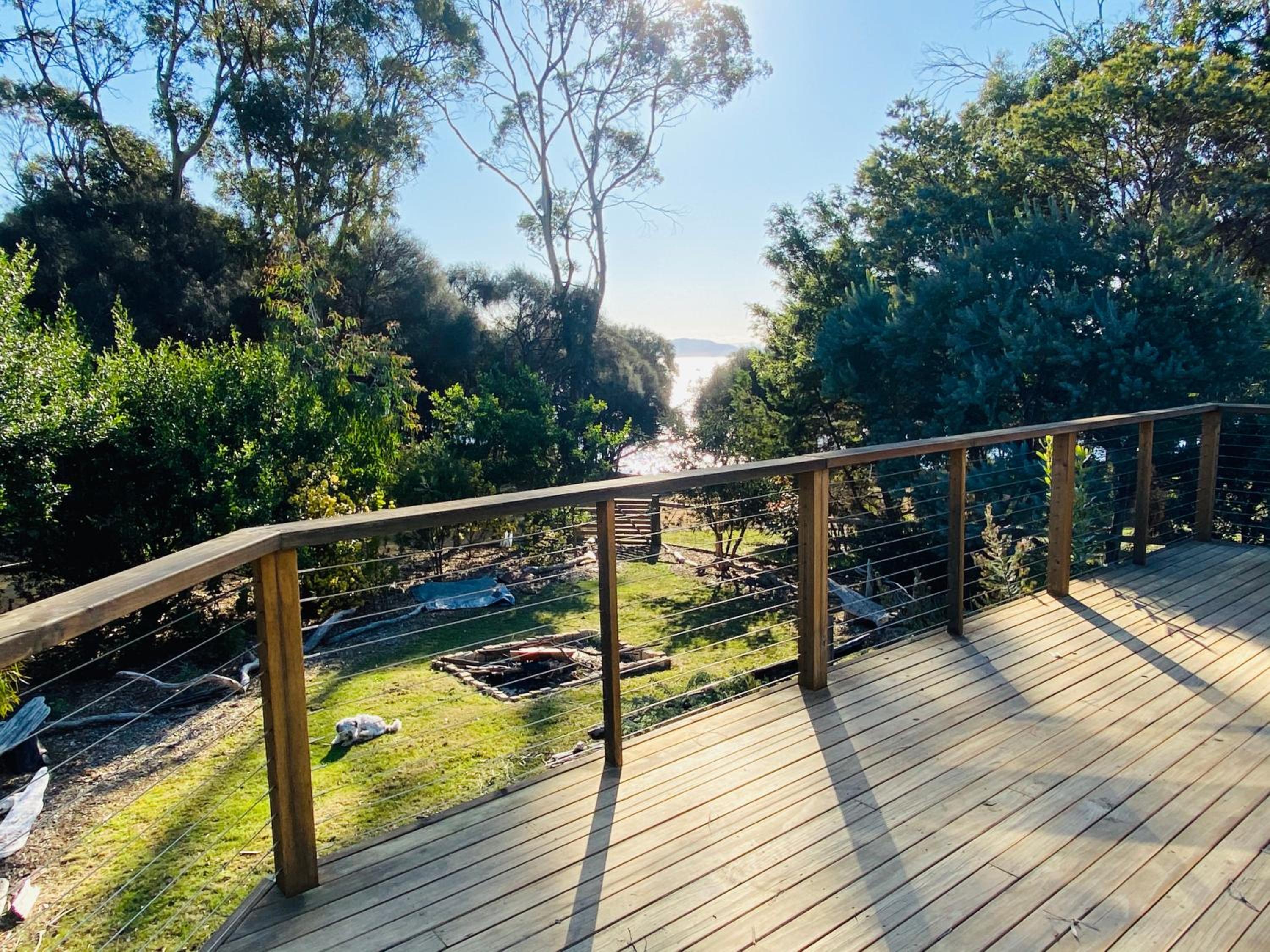 Fully fenced, wrap around decks, water on 3 sides