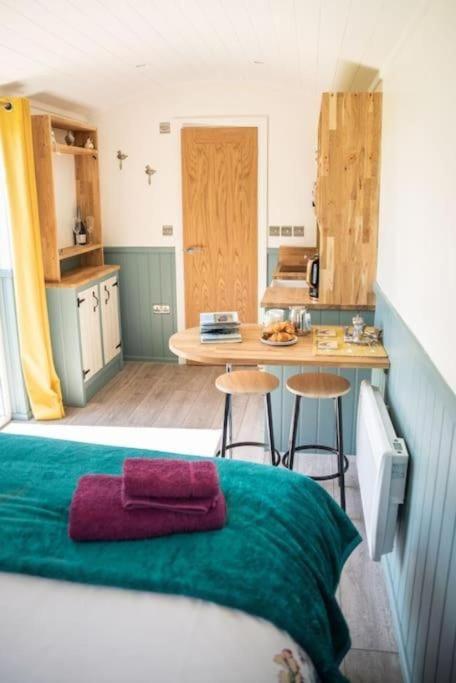 Close to Nature Easy to Find shepherd's hut view 4