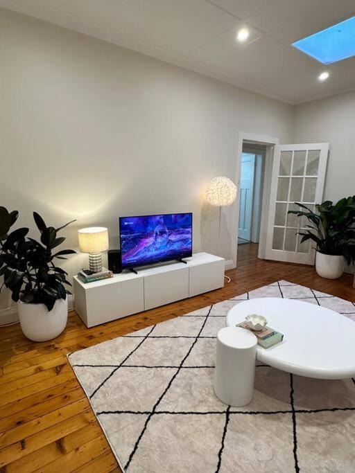 Spacious house with BBQ, outdoor areas and parking