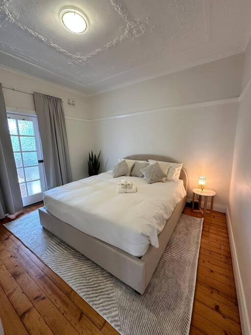 Spacious house with BBQ, outdoor areas and parking