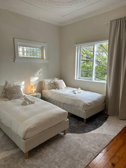 Spacious house with BBQ, outdoor areas and parking