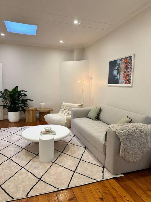 Spacious house with BBQ, outdoor areas and parking