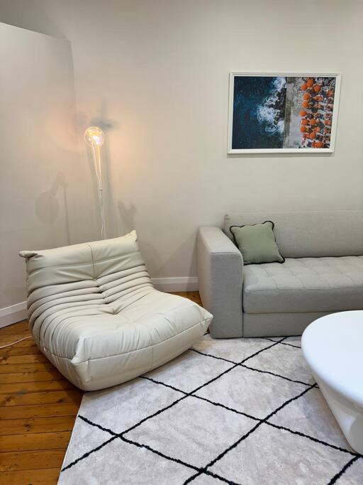 Spacious house with BBQ, outdoor areas and parking