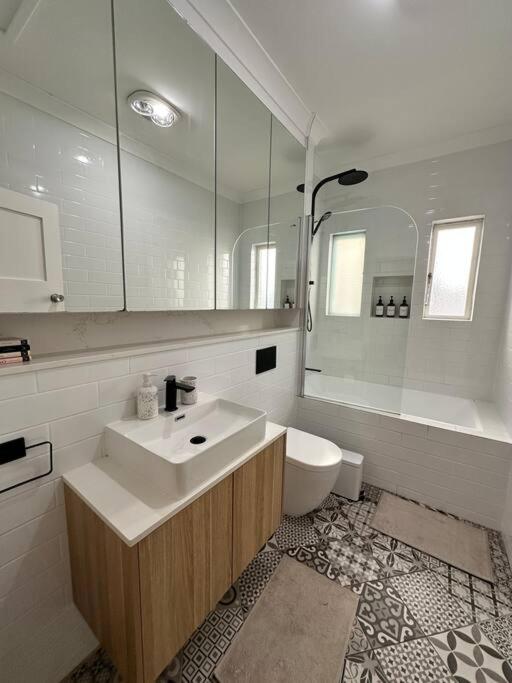 Spacious house with BBQ, outdoor areas and parking