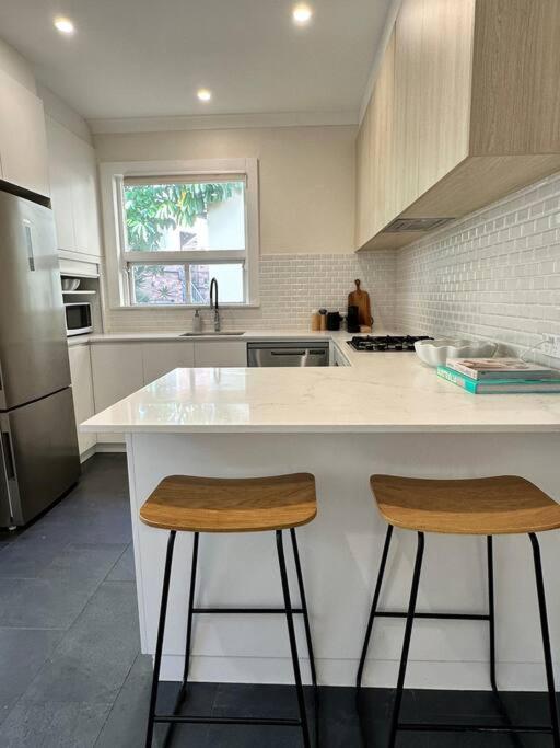 Spacious house with BBQ, outdoor areas and parking