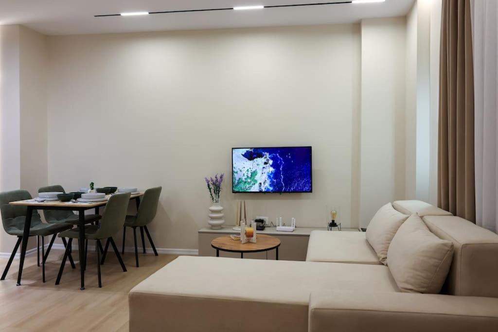 Smiley Port View 2BDR APT City Center