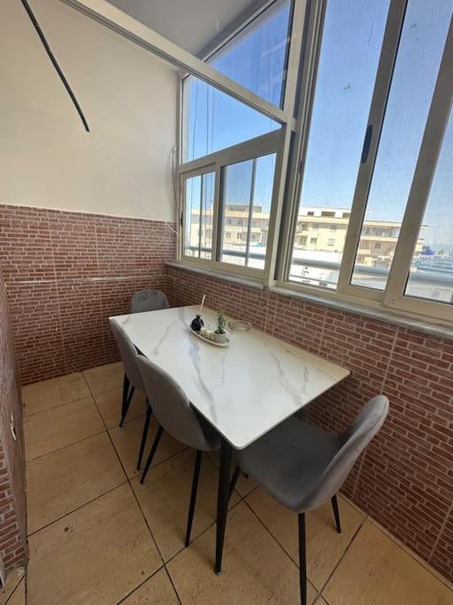 Smiley Port View 2BDR APT City Center