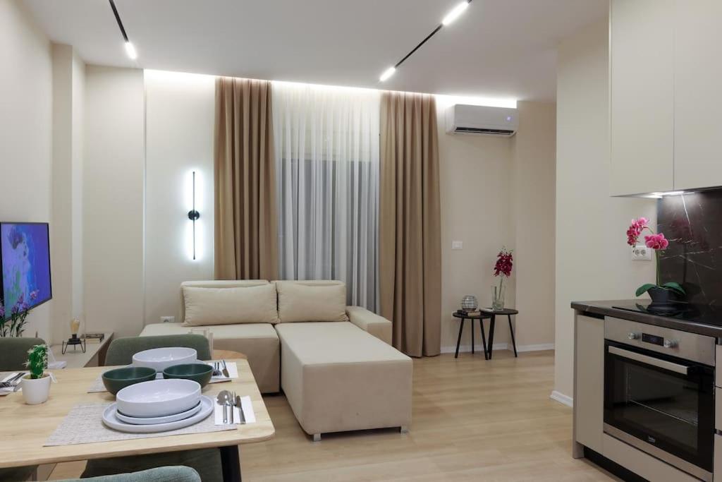 Smiley Port View 2BDR APT City Center
