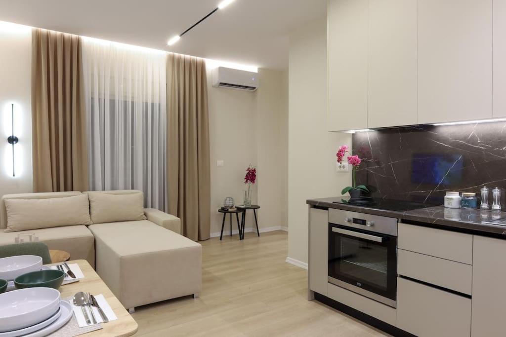 Smiley Port View 2BDR APT City Center