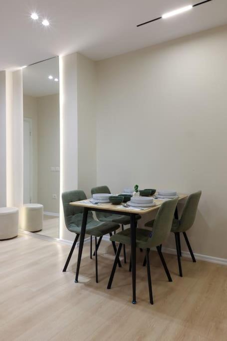 Smiley Port View 2BDR APT City Center