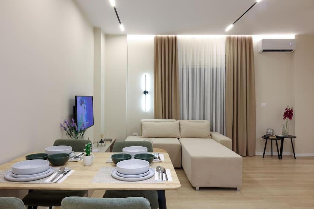 Smiley Port View 2BDR APT City Center
