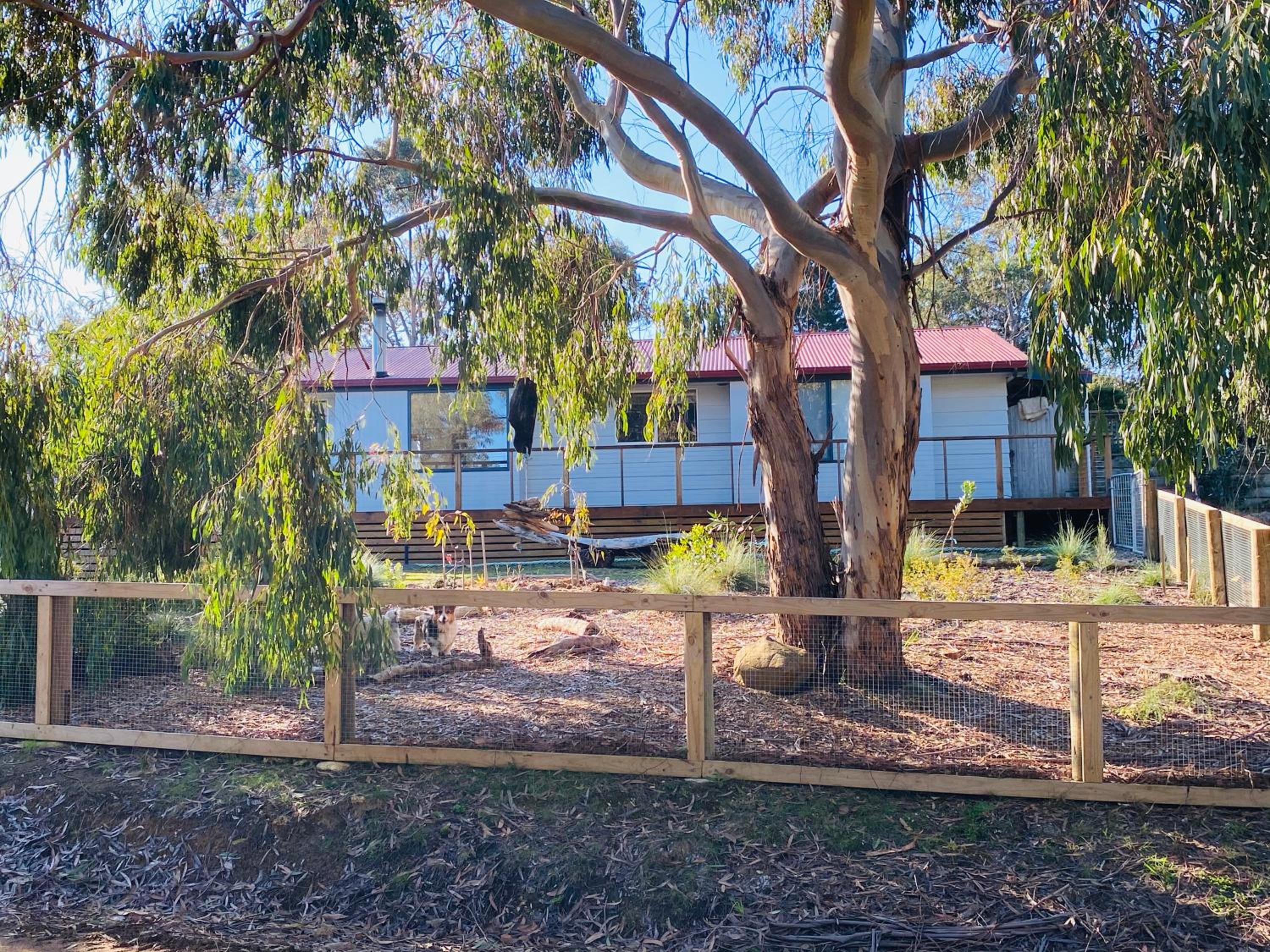 Fully fenced, wrap around decks, water on 3 sides