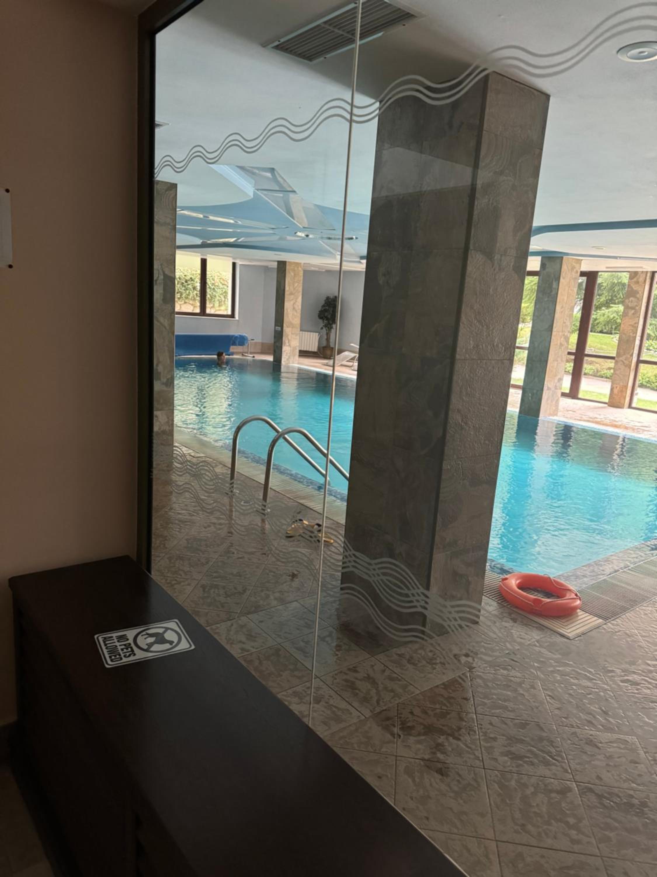 2-bedroom, 2-bathroom with fireplace and garden at Winslow Infinity
